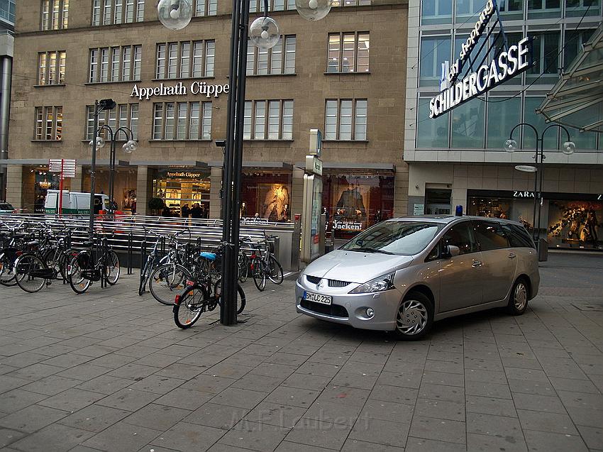 Herrenlose Einkaufstuete gesprengt Koeln Schildergasse P292.JPG